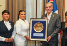 Presidente Abinader recibe delegación de Adompretur en su despacho presidencial