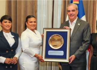 Presidente Abinader recibe delegación de Adompretur en su despacho presidencial