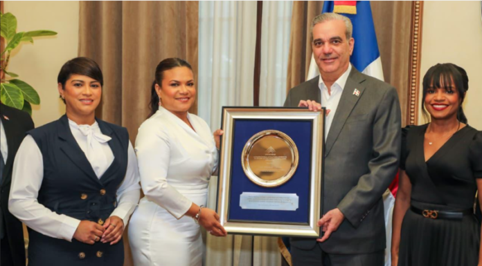 Presidente Abinader recibe delegación de Adompretur en su despacho presidencial