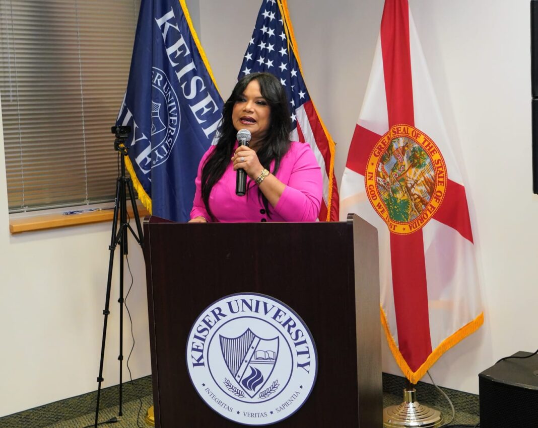 4. Sarah Hernández, presidenta de Adompretur se dirige a los presentes en la juramentación de la filial Miami.