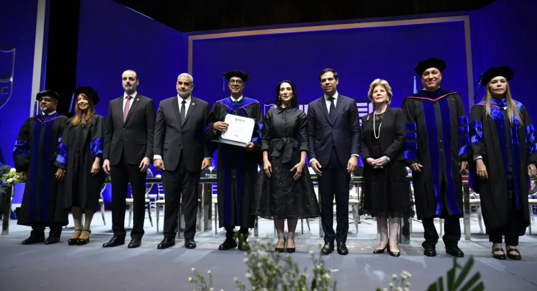 Mármol recibe el Honoris Causa de Universidad APEC y pide usar educación, inteligencia artificial y poesía para defender al ser humano