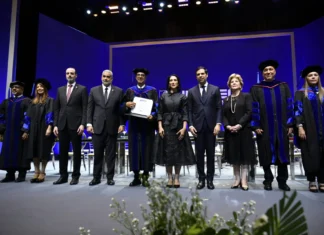 Mármol recibe el Honoris Causa de Universidad APEC y pide usar educación, inteligencia artificial y poesía para defender al ser humano