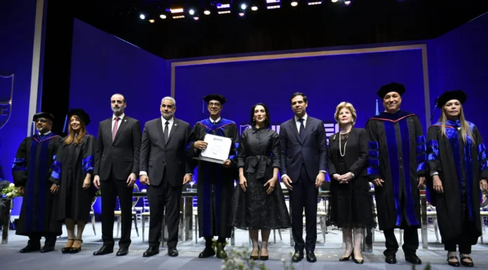 Mármol recibe el Honoris Causa de Universidad APEC y pide usar educación, inteligencia artificial y poesía para defender al ser humano