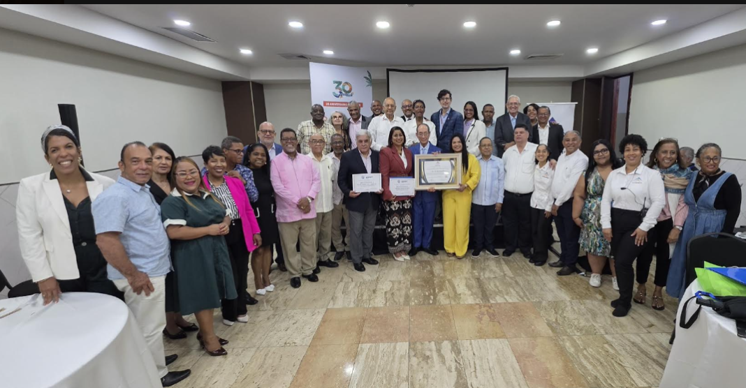 Foto grupal final del I Foro Periodistico Multidesinos ADOMPRETUR