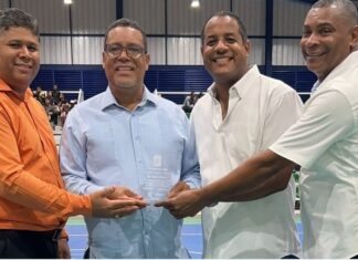 Ramón Chávez recibe reconocimiento por sus aportes a Ciudad Juan Bosch