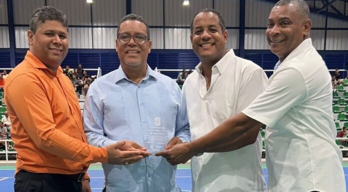 Ramón Chávez recibe reconocimiento por sus aportes a Ciudad Juan Bosch