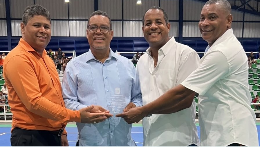 Ramón Chávez recibe reconocimiento por sus aportes a Ciudad Juan Bosch