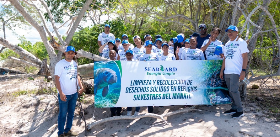 Más de 2 mil libras de plástico fueron recolectadas en santuario de manatíes en Puerto Plata